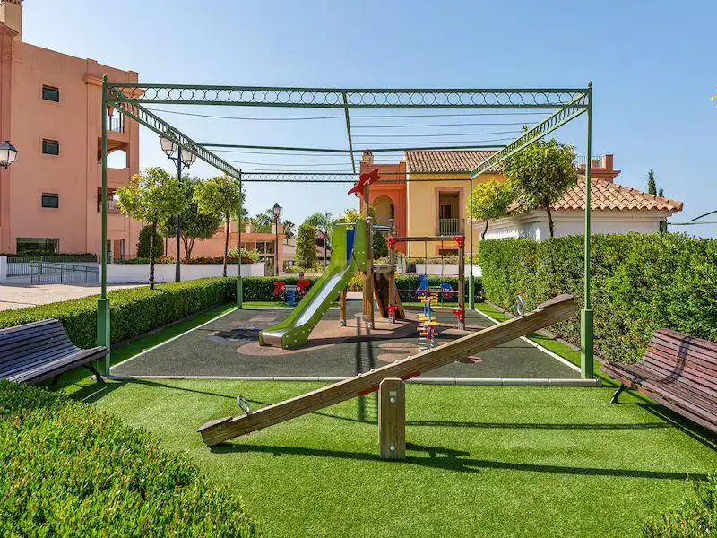Außenansicht von Wohnungen zum Verkauf in Manilva mit Klimaanlage, Privatgarten und Schwimmbad