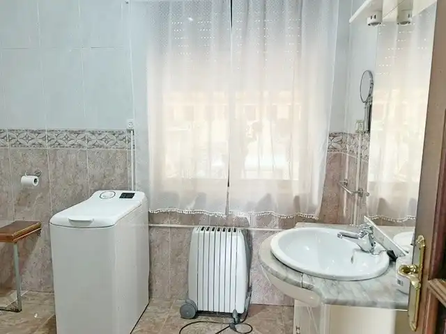 Bany de Casa adosada en venda en Reocín amb Jardí privat, Terrassa i Traster