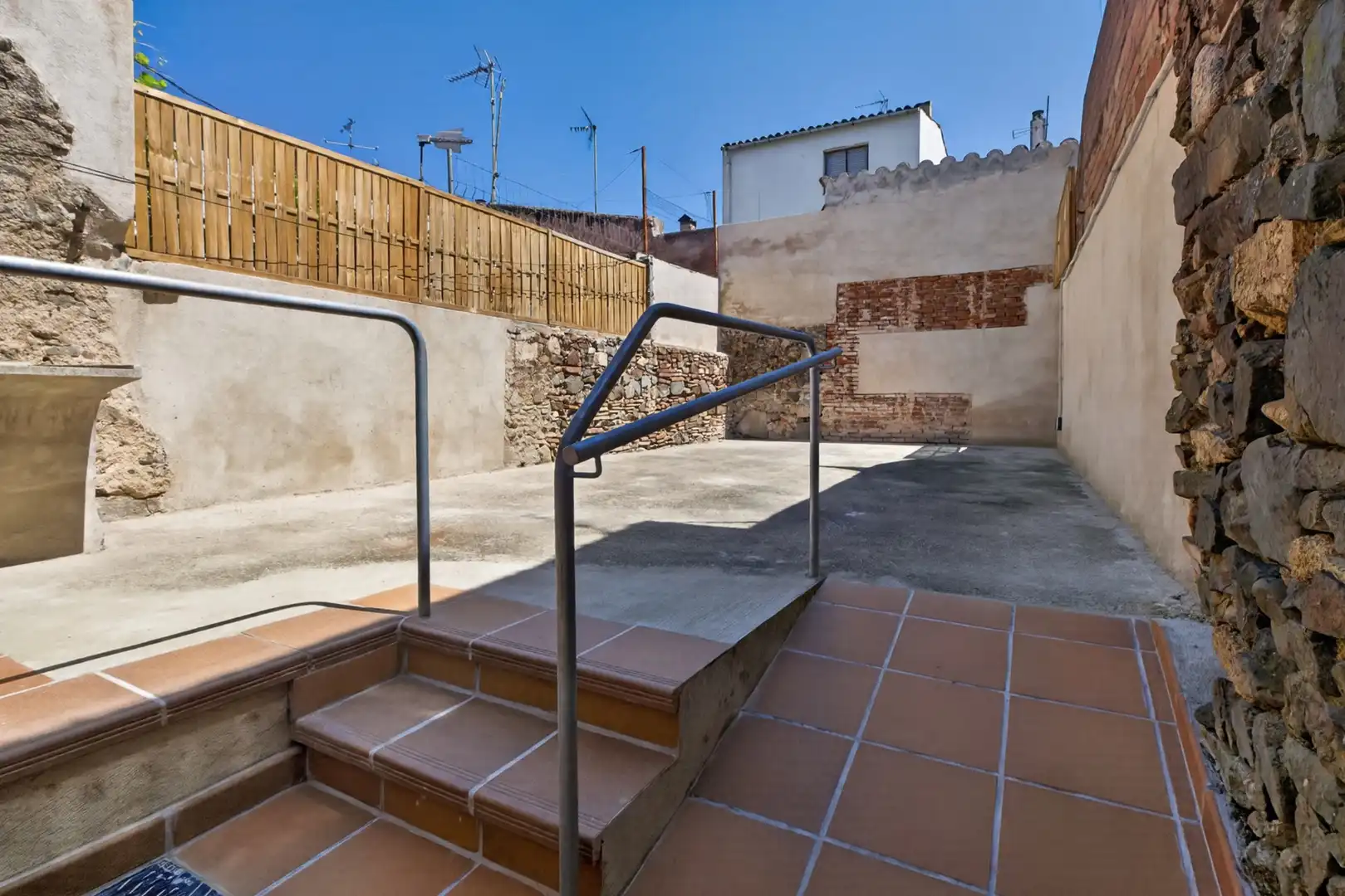 Terrasse von Einfamilien-Reihenhaus zum Verkauf in Cassà de la Selva mit Klimaanlage, Heizung und Privatgarten