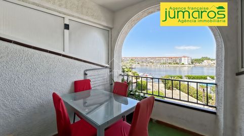 Apartamento de un dormitorio con unas vistas preciosas al lago de Sant Maurici, en Empuriabrava.La vivienda cuenta con licencia de