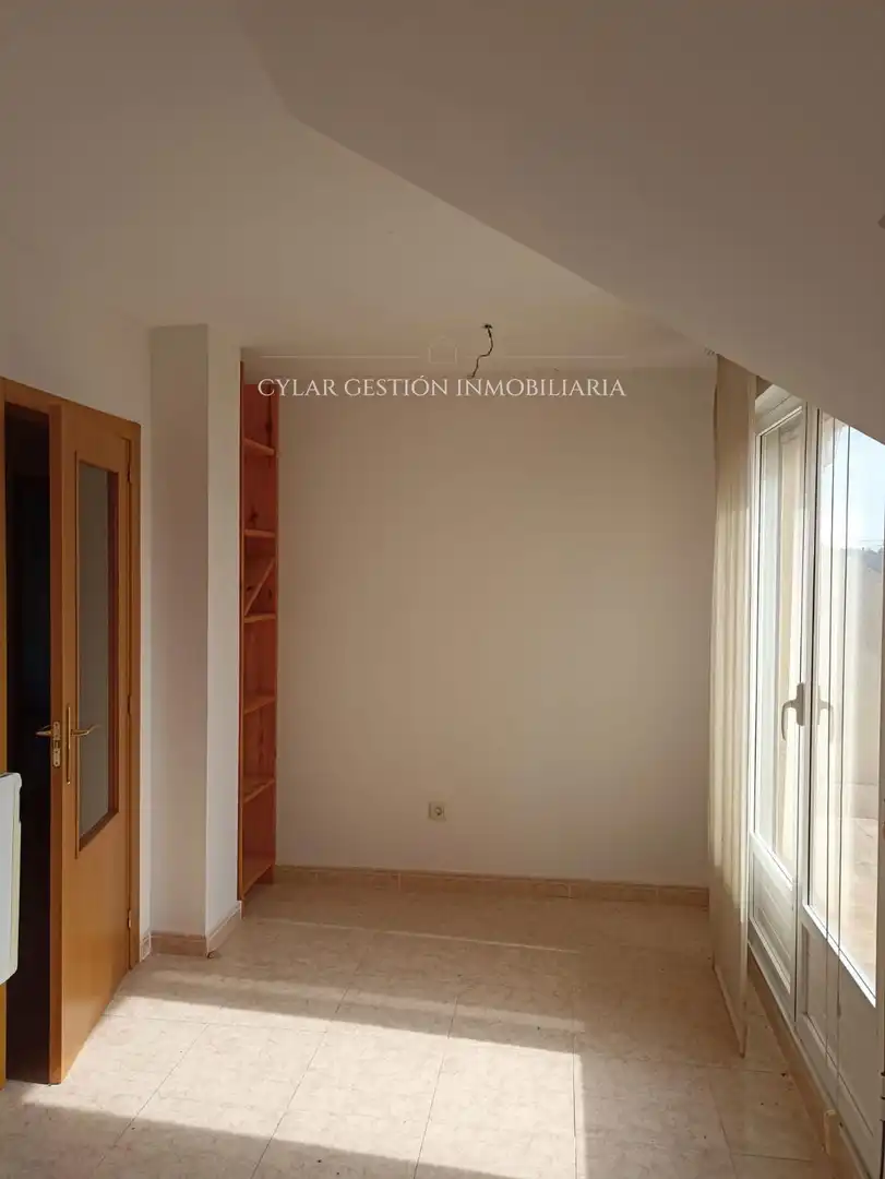 Habitación de Ático en venta en Mozárbez con Calefacción, Terraza y Balcón