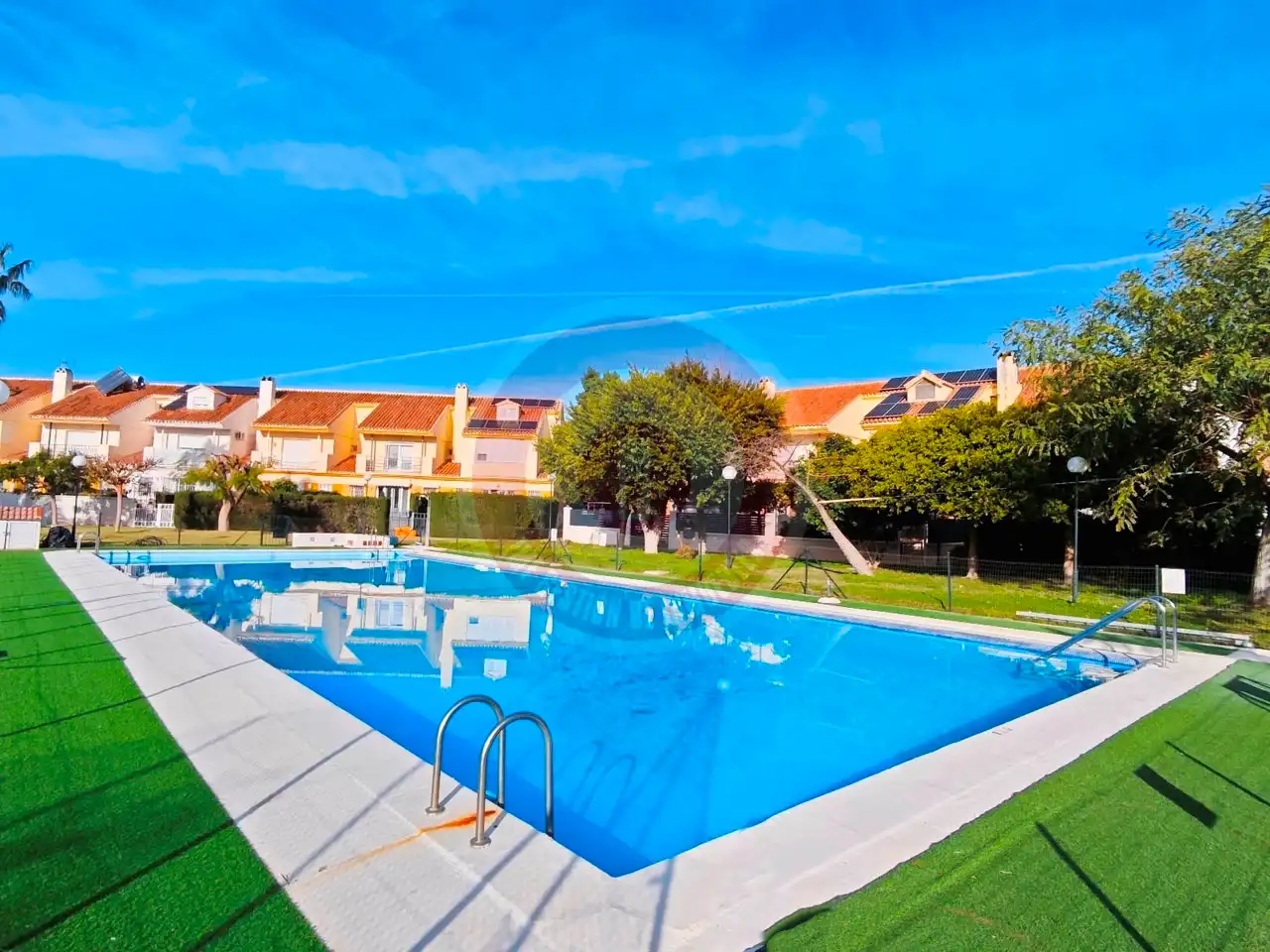 Piscina de Casa adosada en venda en Vélez-Málaga amb Terrassa, Alarma i Piscina comunitària