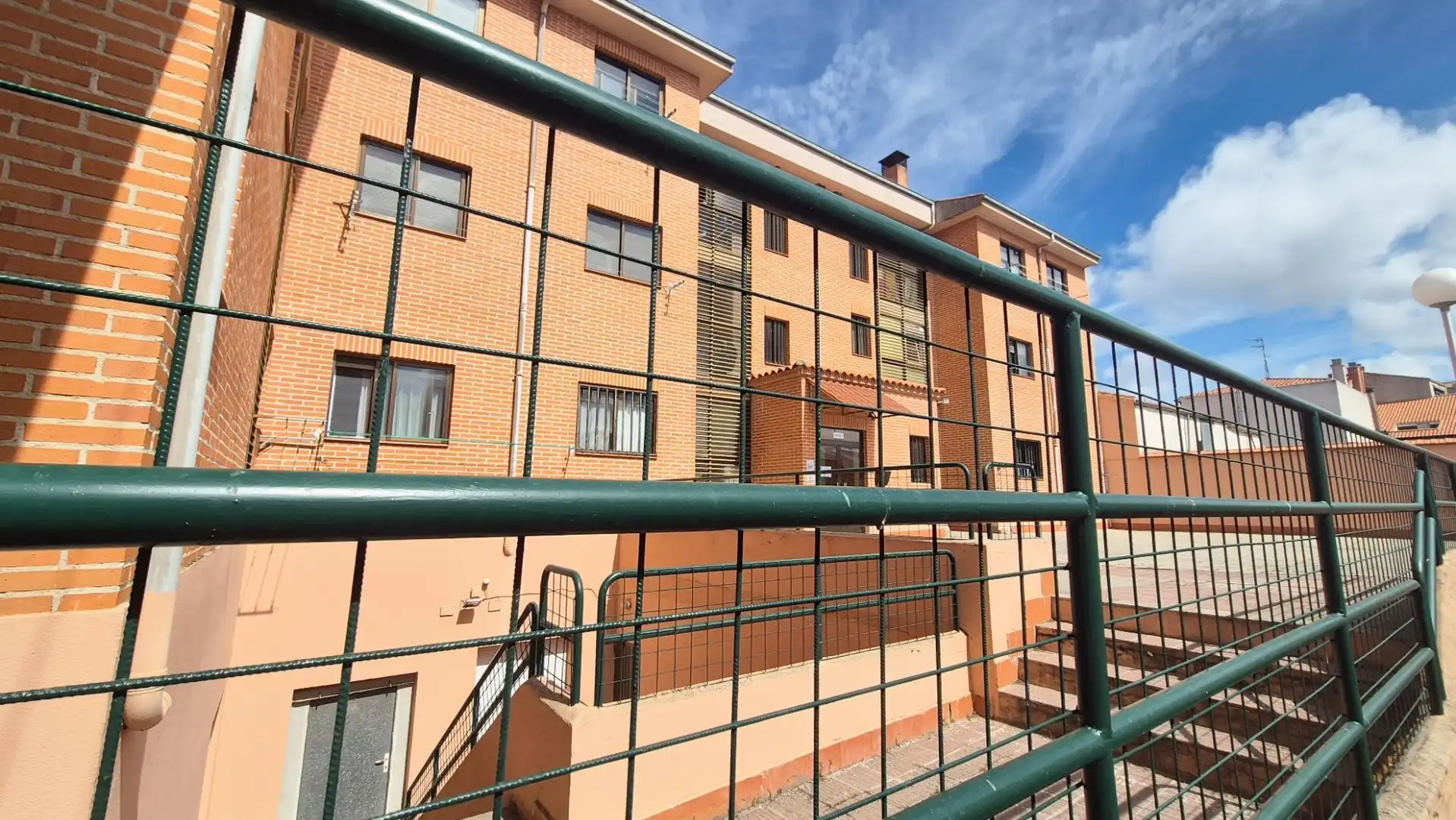Vista exterior de Pis en venda en Castellanos de Moriscos amb Calefacció, Traster i Balcó