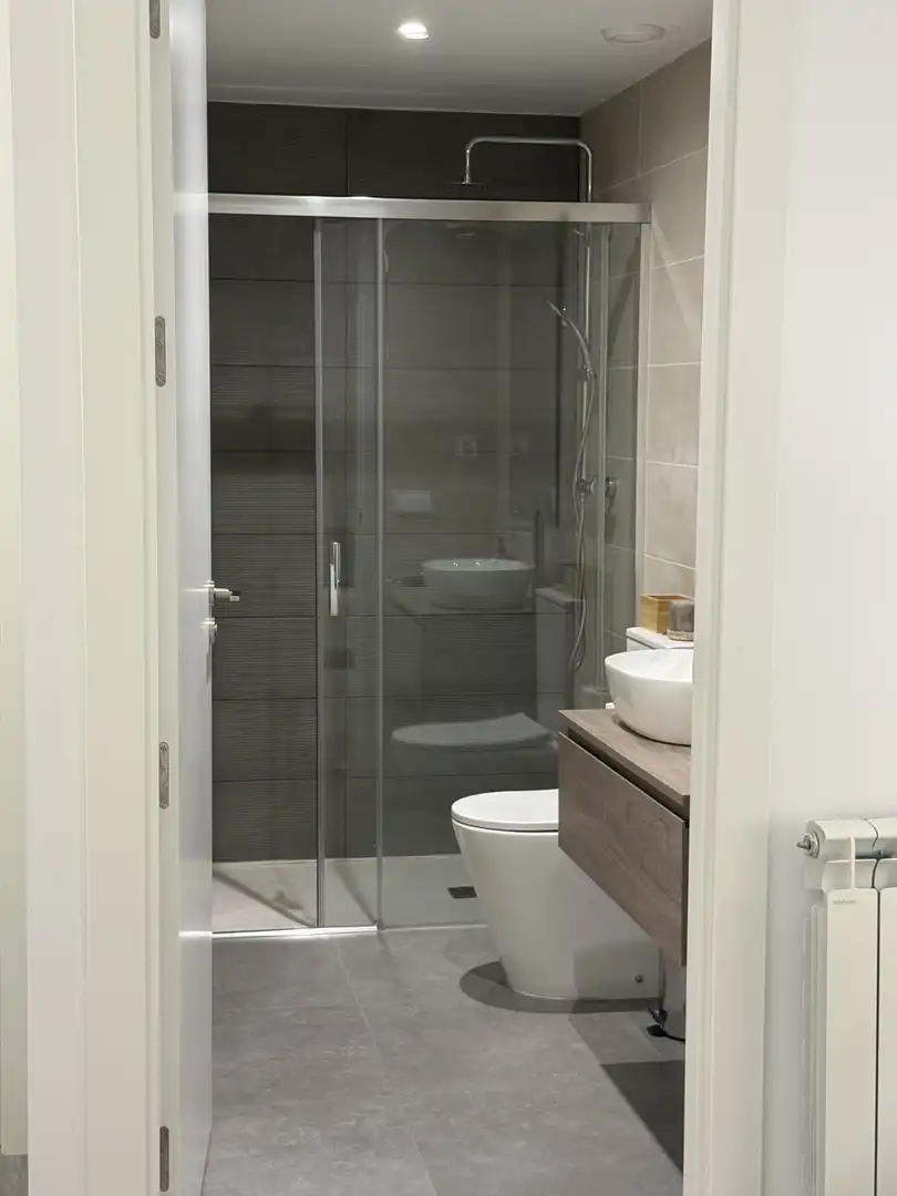 Bathroom of Flat for sale in Girona Capital  with Air Conditioner, Terrace and Balcony