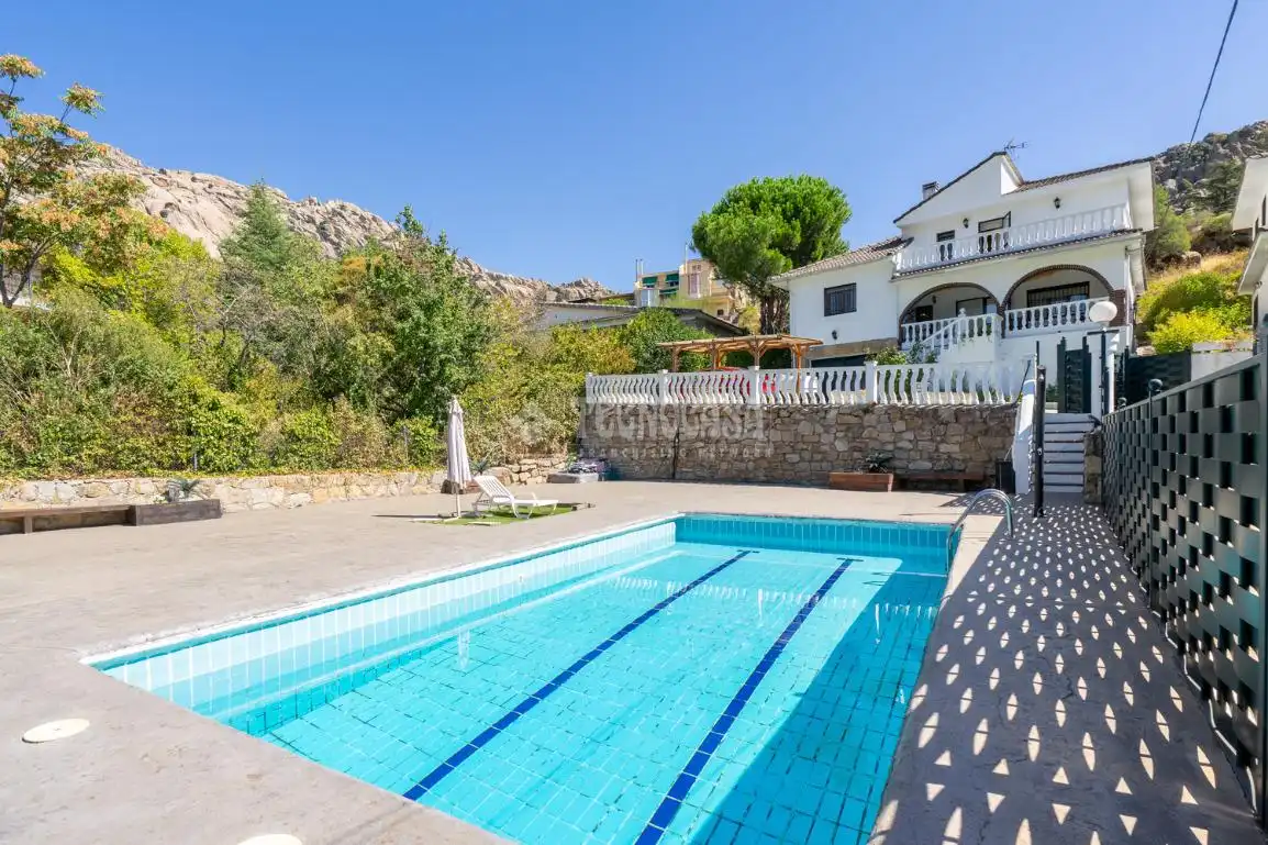 Swimming pool of Detached homes for sale in Manzanares El Real  with Heating, Private garden and Terrace