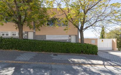 Exterior view of Single-family semi-detached for sale in  Granada Capital  with Terrace and Swimming Pool