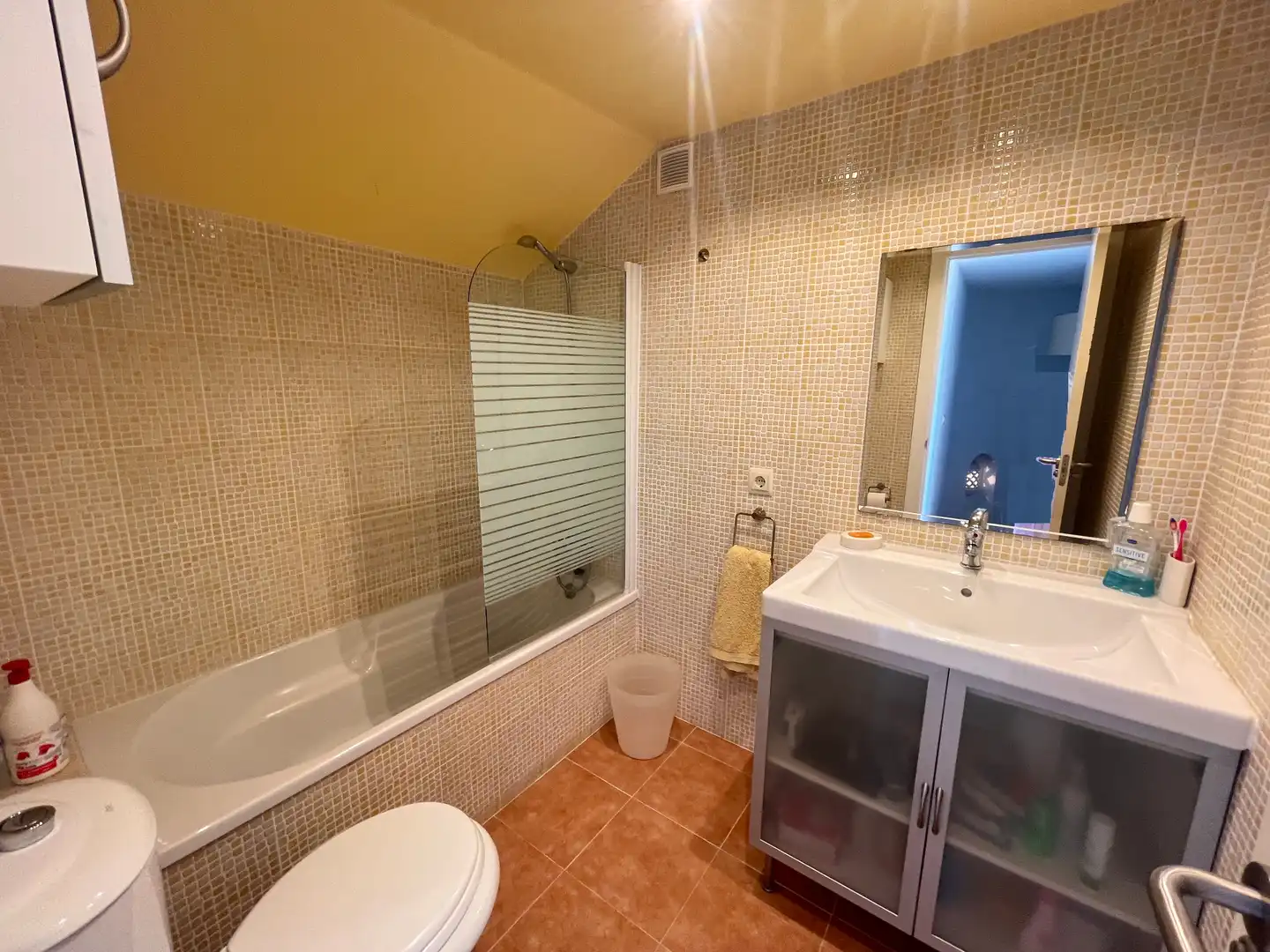 Badezimmer von Maisonette zur Miete in Marbella mit Klimaanlage, Terrasse und Möbliert