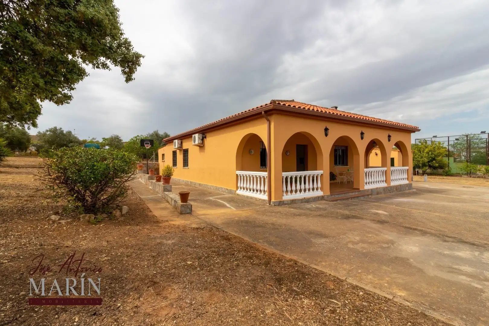 Vista exterior de Casa o chalet en venta en Badajoz con Aire acondicionado, Jardín privado y Piscina