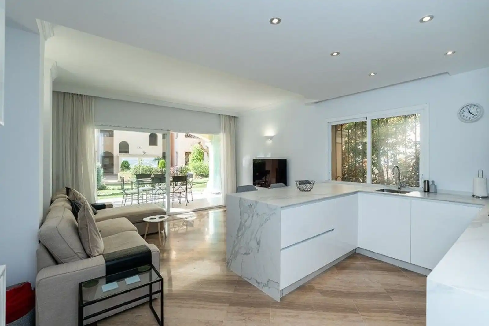 Sala d'estar de Apartament en venda en Marbella amb Aire condicionat, Terrassa i Piscina