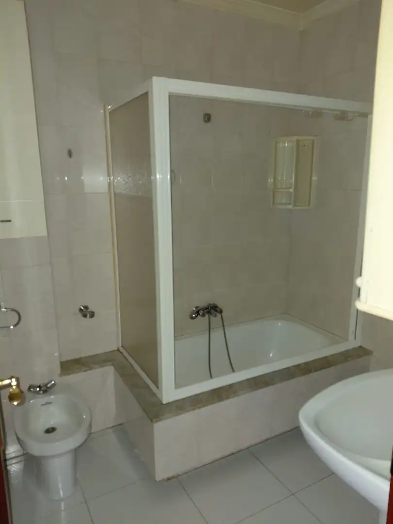 Badezimmer von Wohnung zum Verkauf in Melide mit Abstellraum