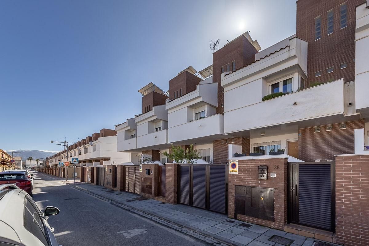Vista exterior de Casa adosada en venta en Churriana de la Vega con Aire acondicionado, Calefacción y Terraza