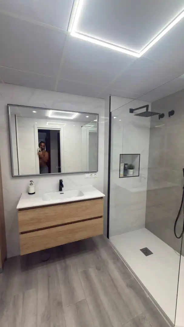 Badezimmer von Wohnung zur Miete in Centro