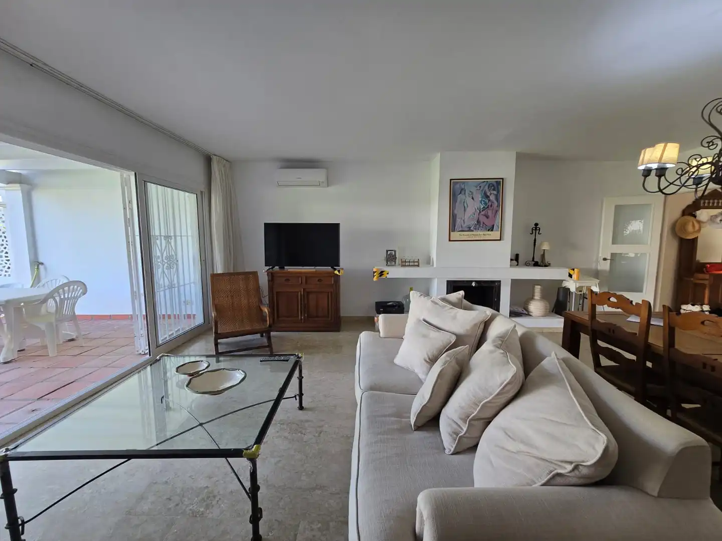 Sala d'estar de Casa adosada en venda en Marbella amb Aire condicionat, Terrassa i Moblat