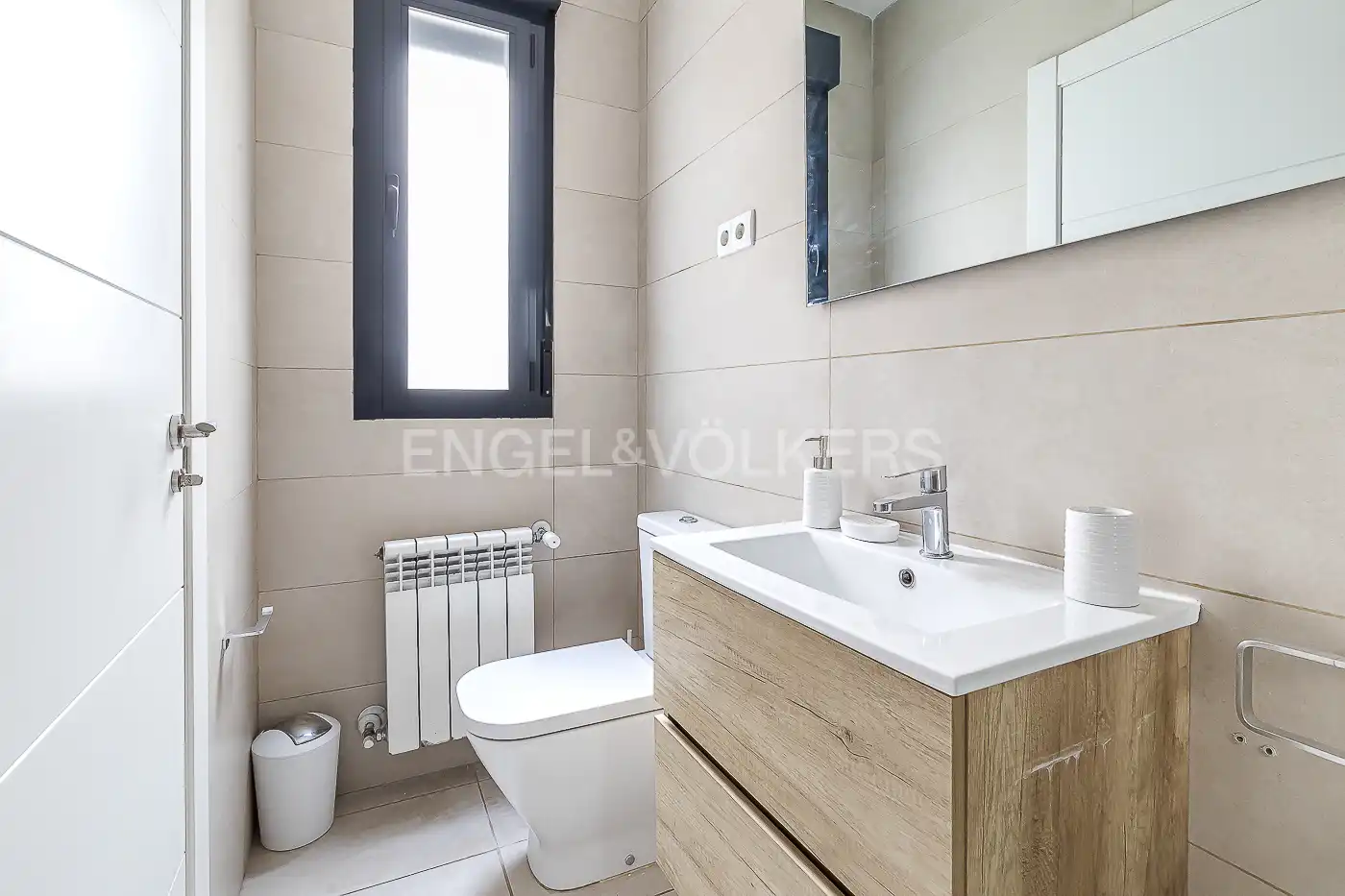 Bany de Apartament de lloguer en Madrid amb Aire condicionat, Calefacció i Moblat