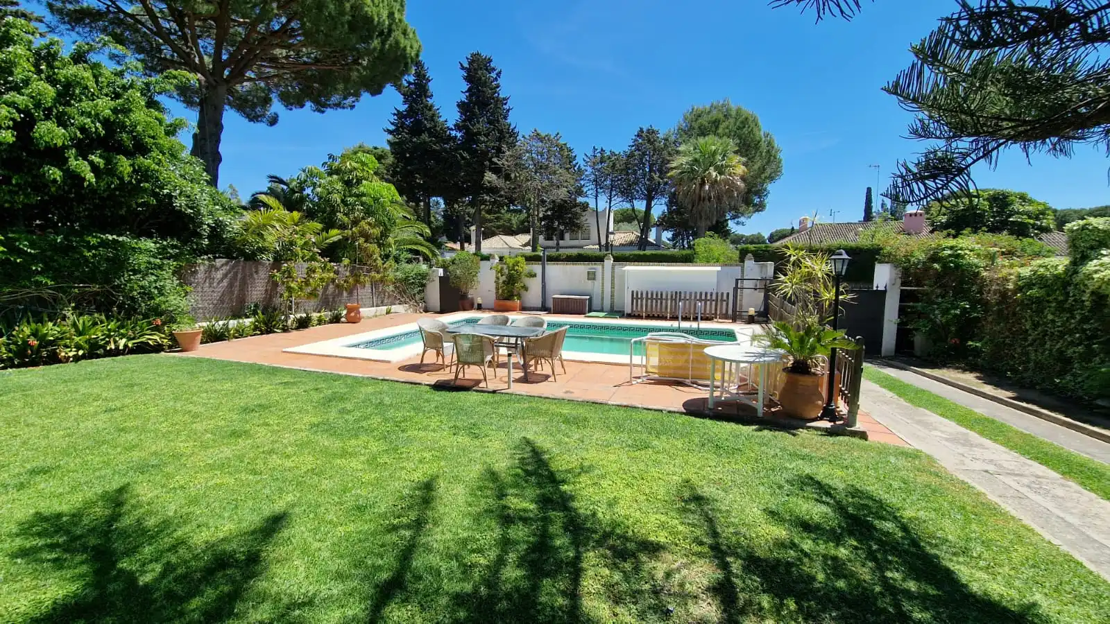Garden of Detached homes for sale in El Puerto de Santa María  with Air Conditioner, Private garden and Storage room