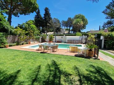 Semi-detached house with pool for sale in Vistahermosa - Fuentebravía