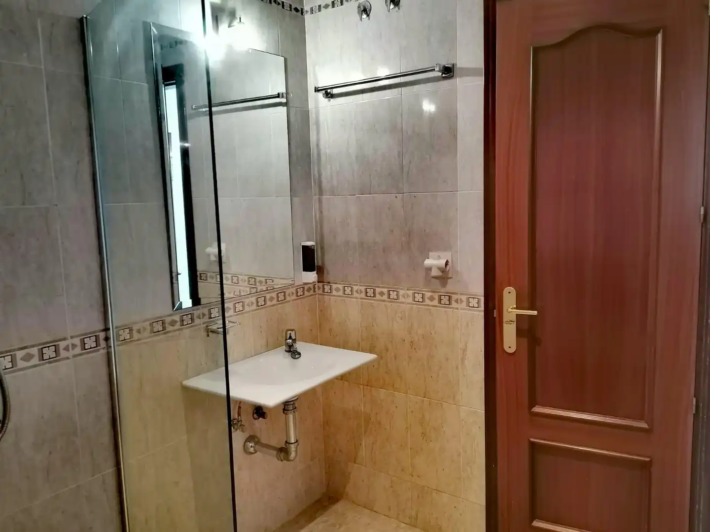Badezimmer von Wohnung zum Verkauf in Manilva mit Klimaanlage, Terrasse und Möbliert