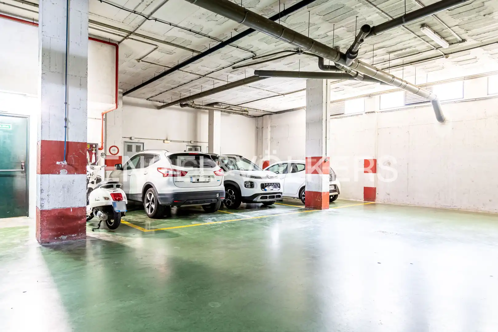 Parking de Piso de alquiler en Sevilla con Aire acondicionado, Calefacción y Trastero