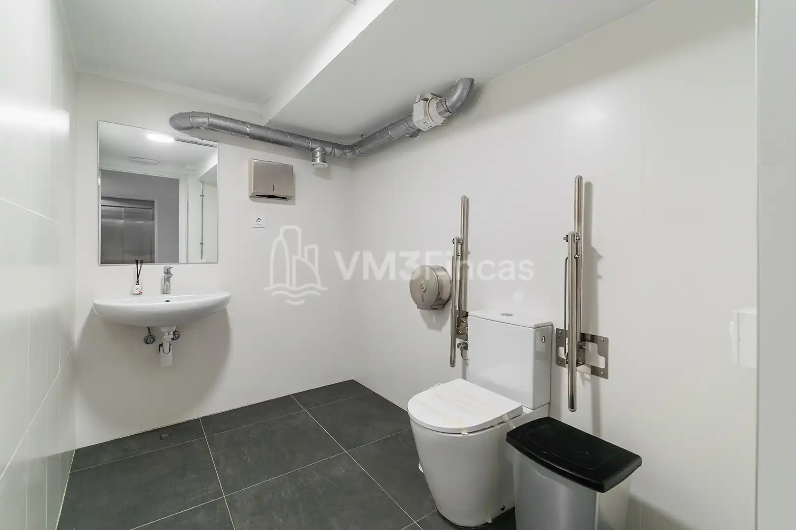 Baño de Local de alquiler en Barcelona con Aire acondicionado, Calefacción y Terraza