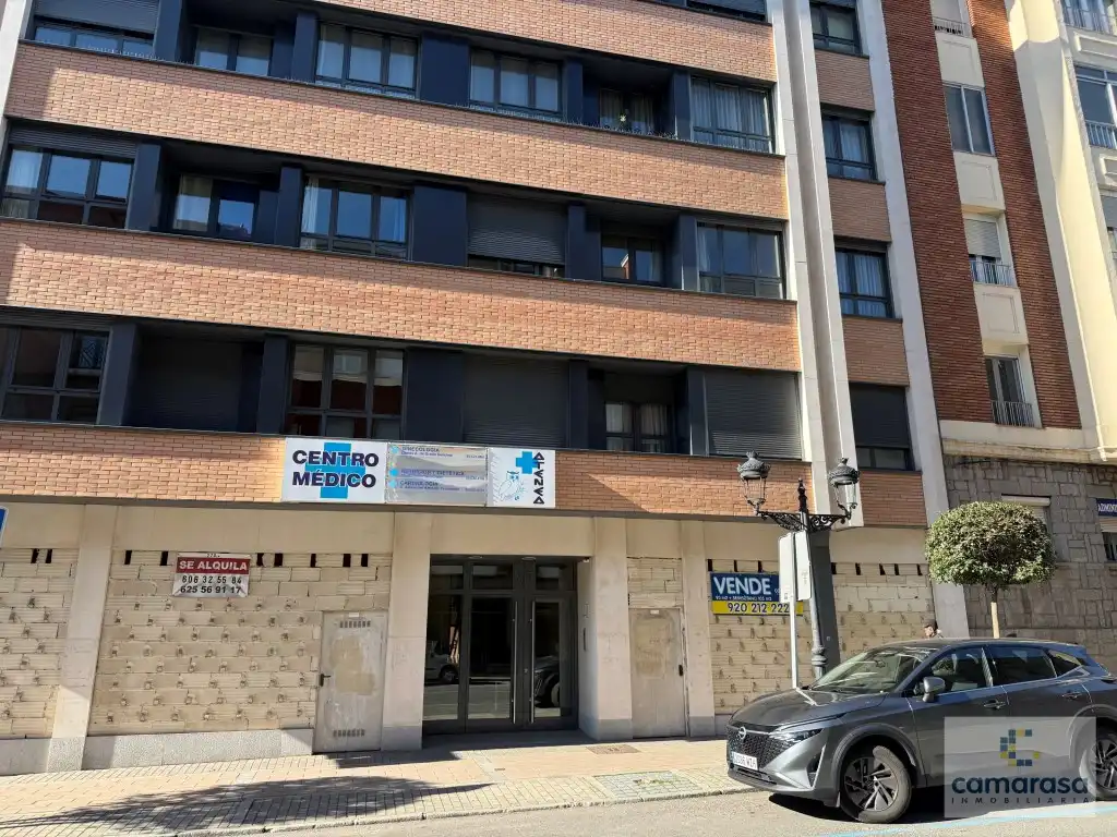 Vista exterior de Local en venda en Ávila