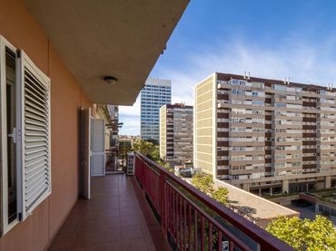 Piso con balcón en venta en Carrer de València