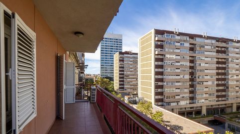 Piso con terraza esquinera y vistas despejadas junto al Parque Joan Miró