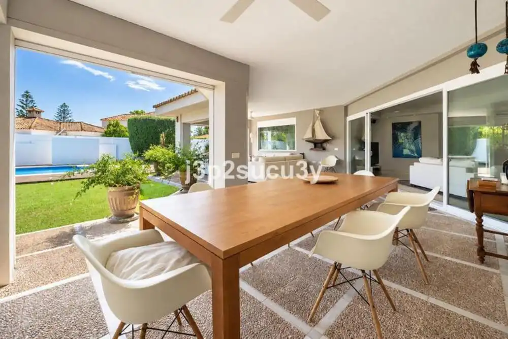 Vista exterior de Casa o xalet de lloguer en Marbella amb Aire condicionat, Jardí privat i Terrassa