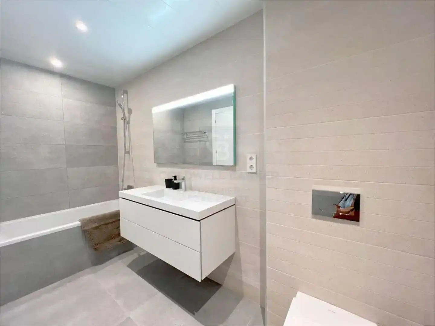 Badezimmer von Wohnung zur Miete in Salou mit Klimaanlage, Schwimmbad und Balkon