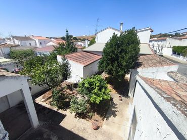 Casa aparellada amb jardí en venda a Avenida de la Constitucion 57