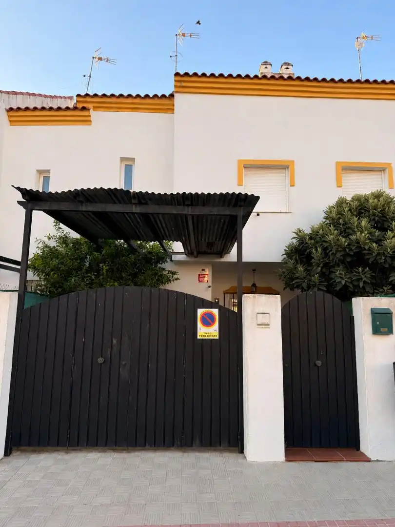 Vista exterior de Casa adosada en venta en Carrión de los Céspedes con Terraza