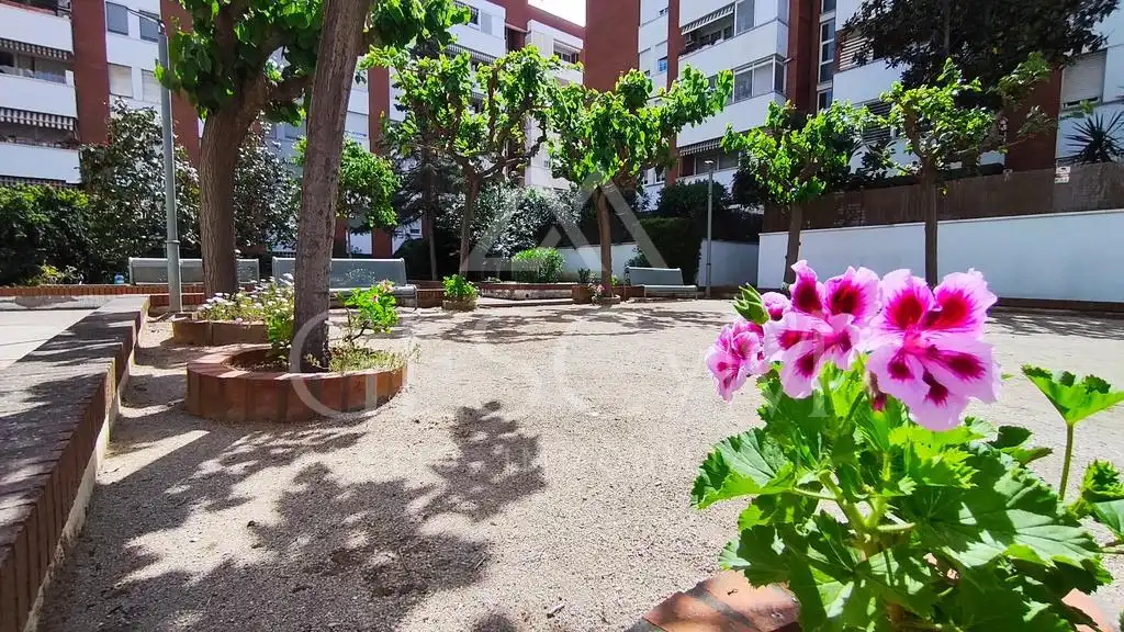 Jardín de Piso en venta en Sant Joan Despí con Parquet, Terraza y Balcón