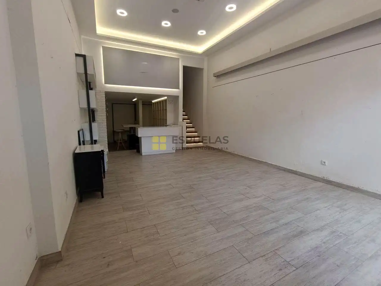Locale commerciale in affitto a Juan Carlos I 16, imagen 4