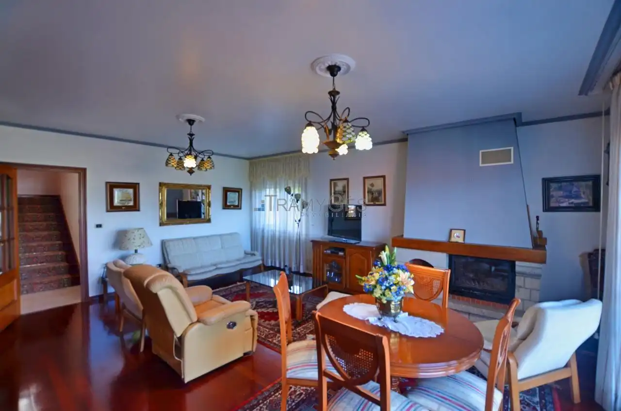 Sala d'estar de Casa o xalet en venda en Redondela amb Calefacció, Jardí privat i Terrassa