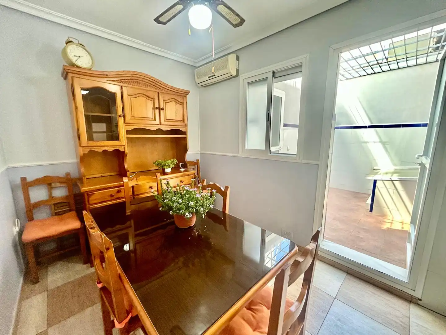 Comedor de Casa adosada en venta en Roquetas de Mar con Aire acondicionado, Calefacción y Jardín privado