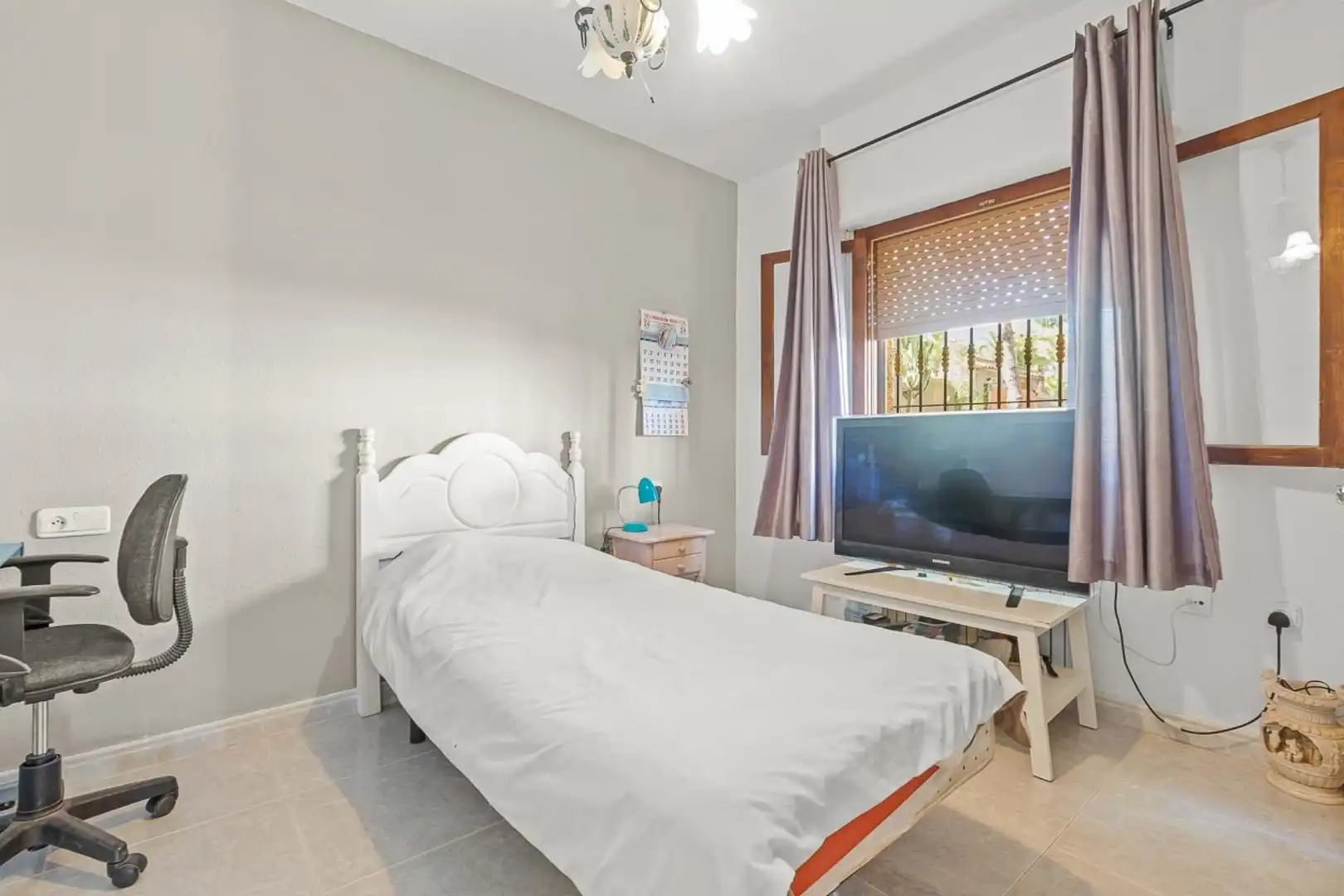 Dormitori de Casa o xalet en venda en Orihuela amb Aire condicionat, Jardí privat i Terrassa