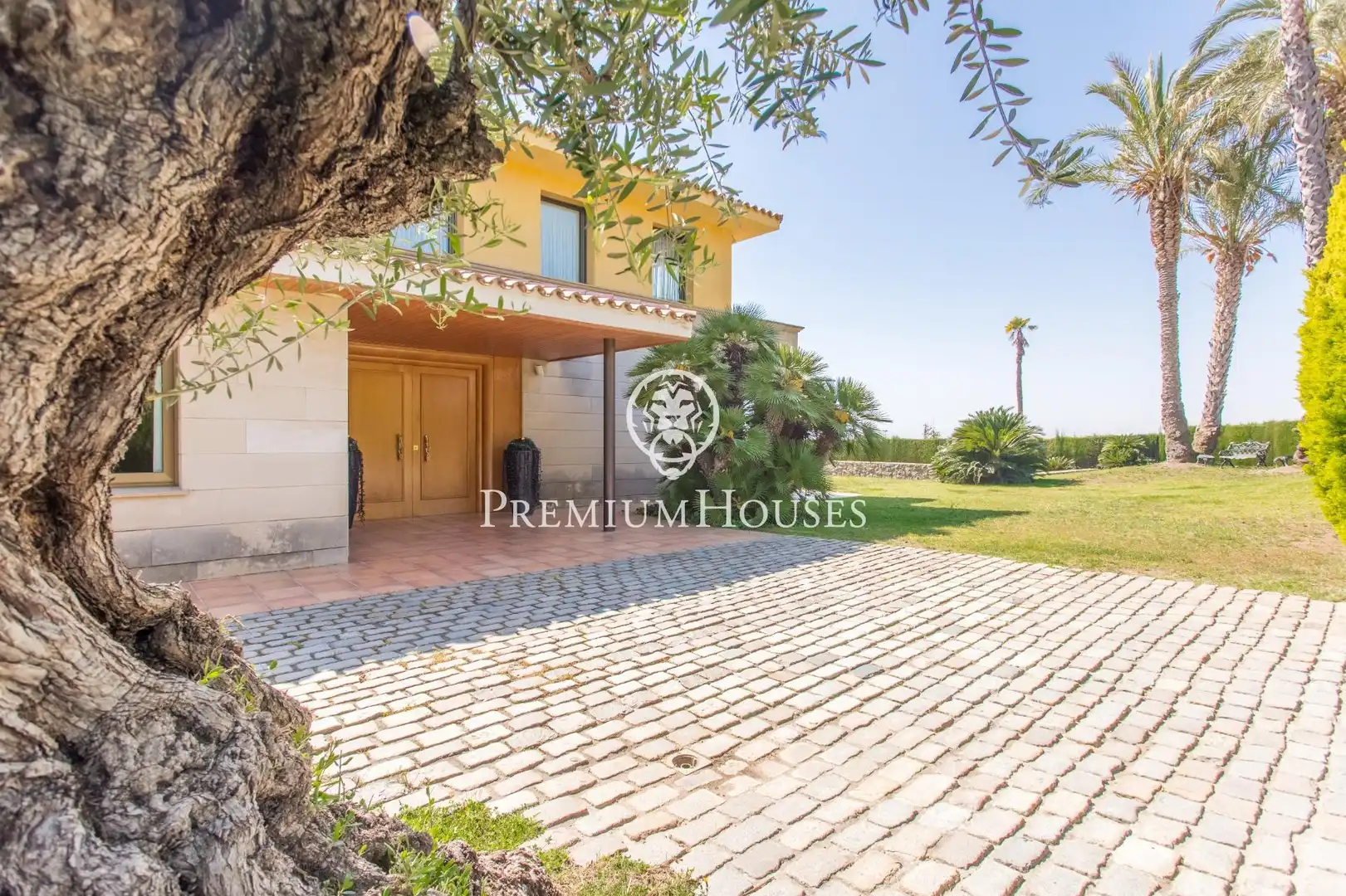 Vista exterior de Casa o xalet en venda en Alella amb Aire condicionat, Calefacció i Jardí privat