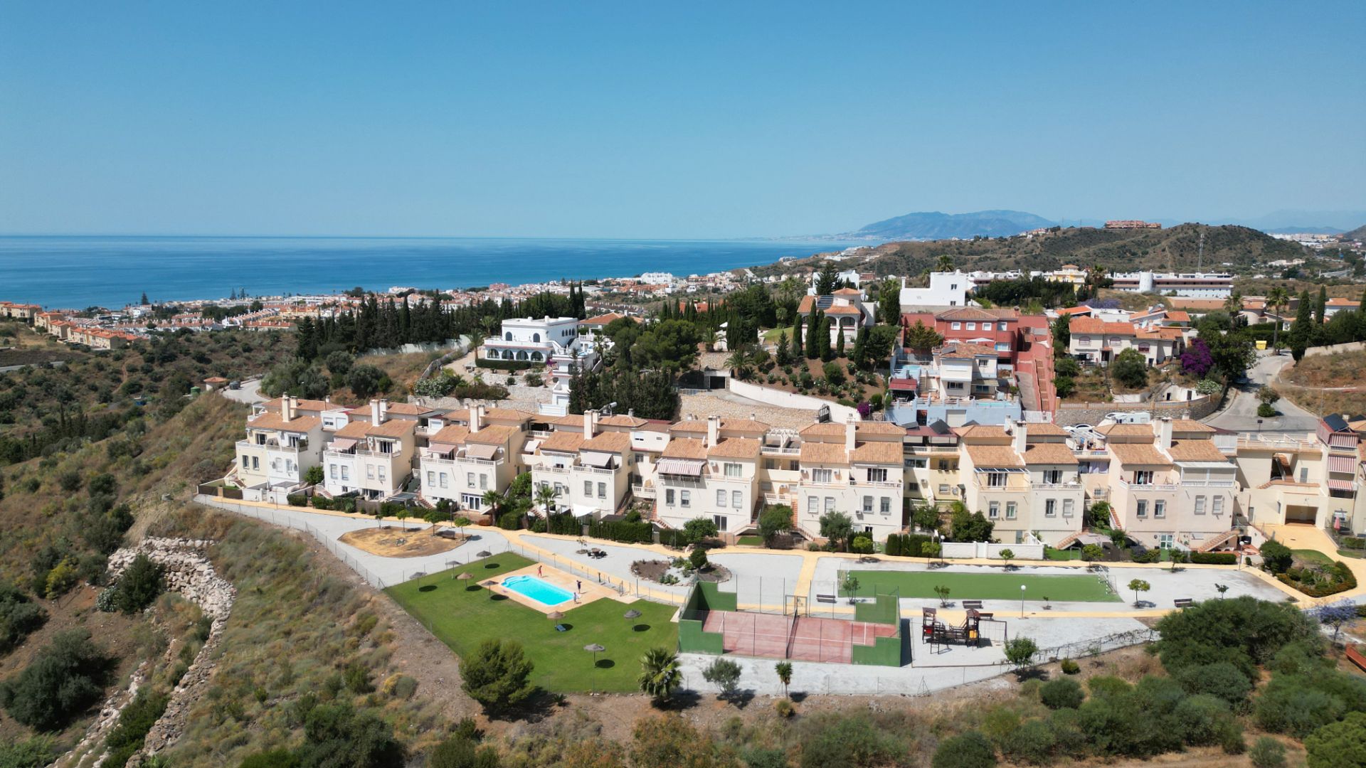 Vista exterior de Casa adosada en venda en Rincón de la Victoria amb Aire condicionat, Calefacció i Jardí privat