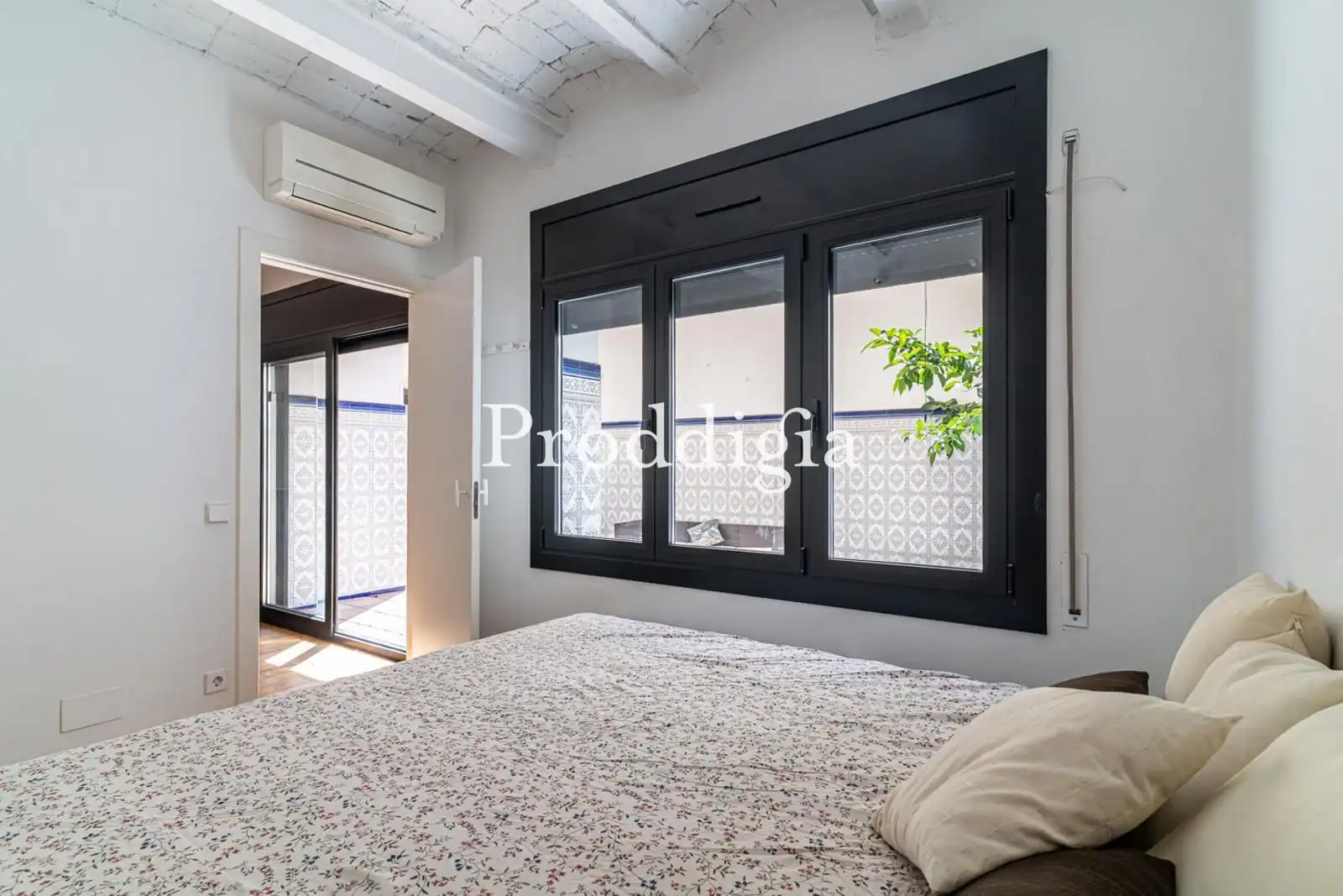 Bedroom of Flat for rent in Barcelona  with Air Conditioner, Terrace and Storage room