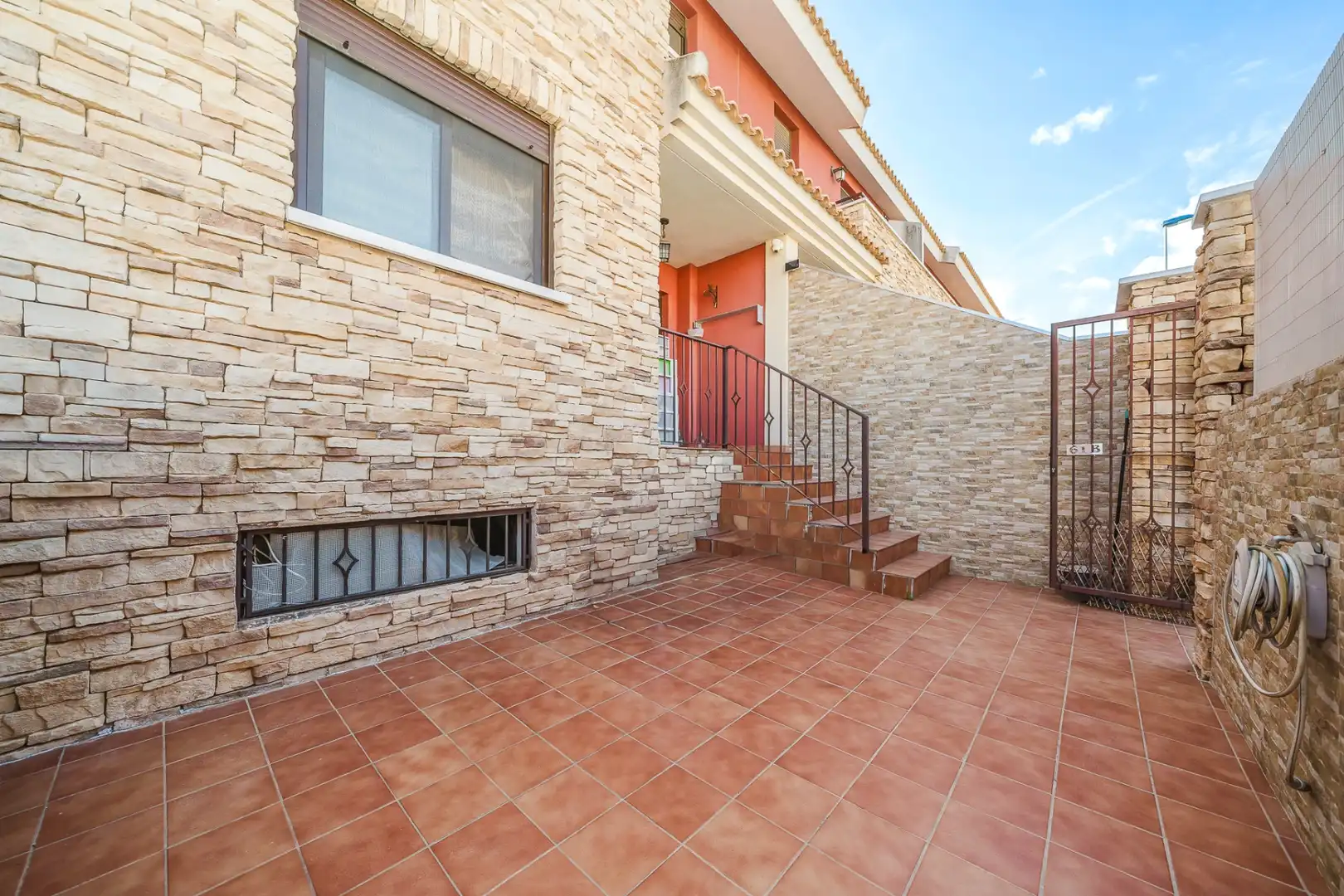 Vista exterior de Casa o xalet en venda en San Pedro del Pinatar amb Aire condicionat