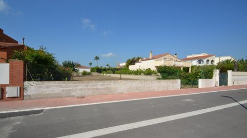 Solar edificable de 840m2 en la Urb. Riumar, a escasos metros del paseo Marítimo