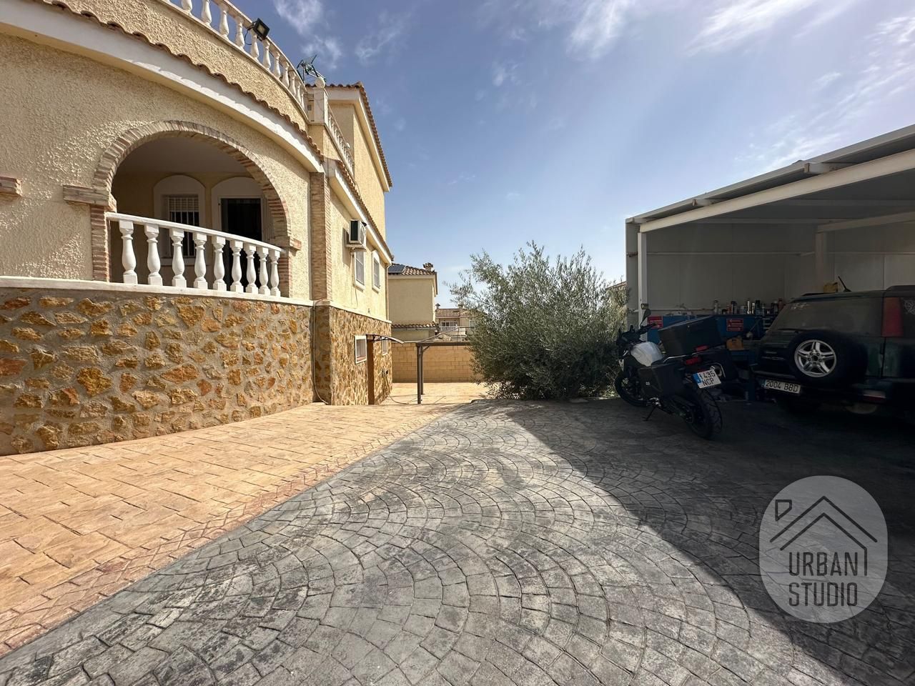 Vista exterior de Casa o xalet en venda en Monforte del Cid amb Aire condicionat, Jardí privat i Terrassa