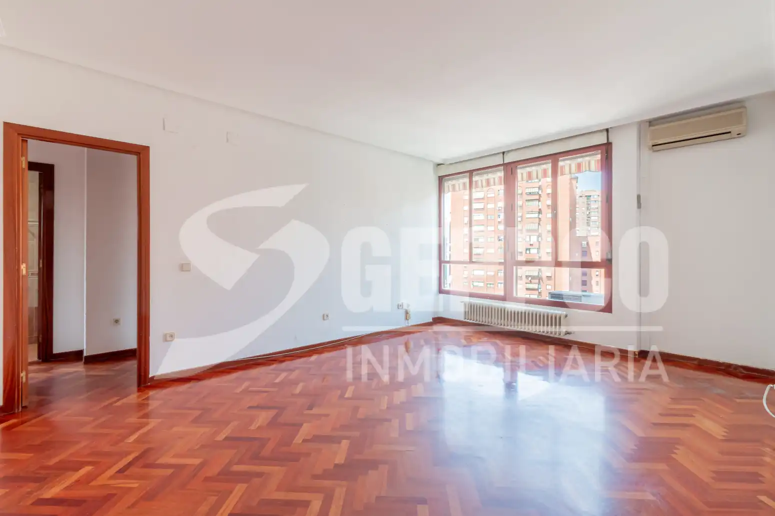 Sala d'estar de Pis en venda en Madrid amb Aire condicionat
