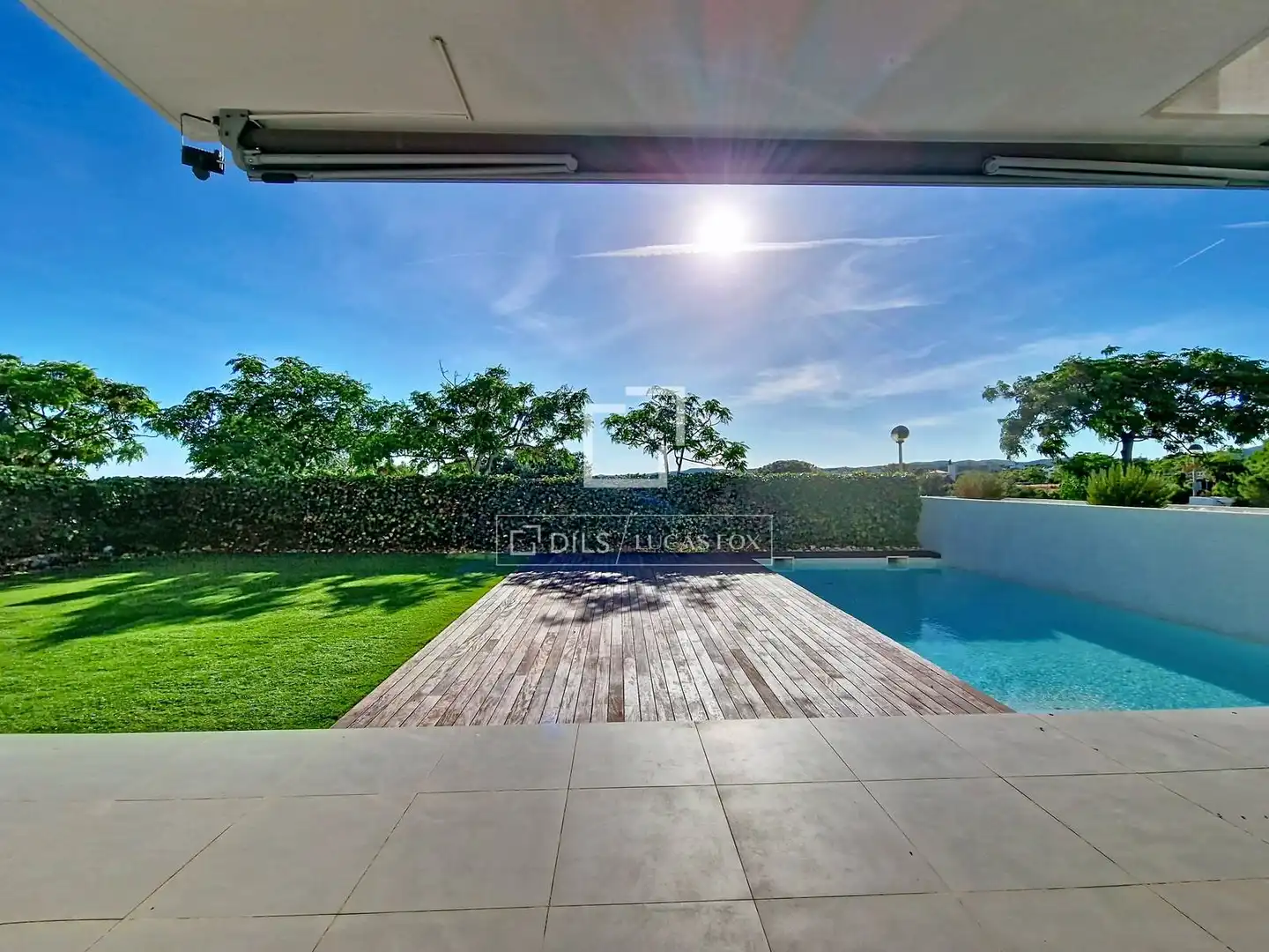 Schwimmbecken von Haus oder Chalet zum Verkauf in Vilanova i la Geltrú mit Klimaanlage, Heizung und Privatgarten
