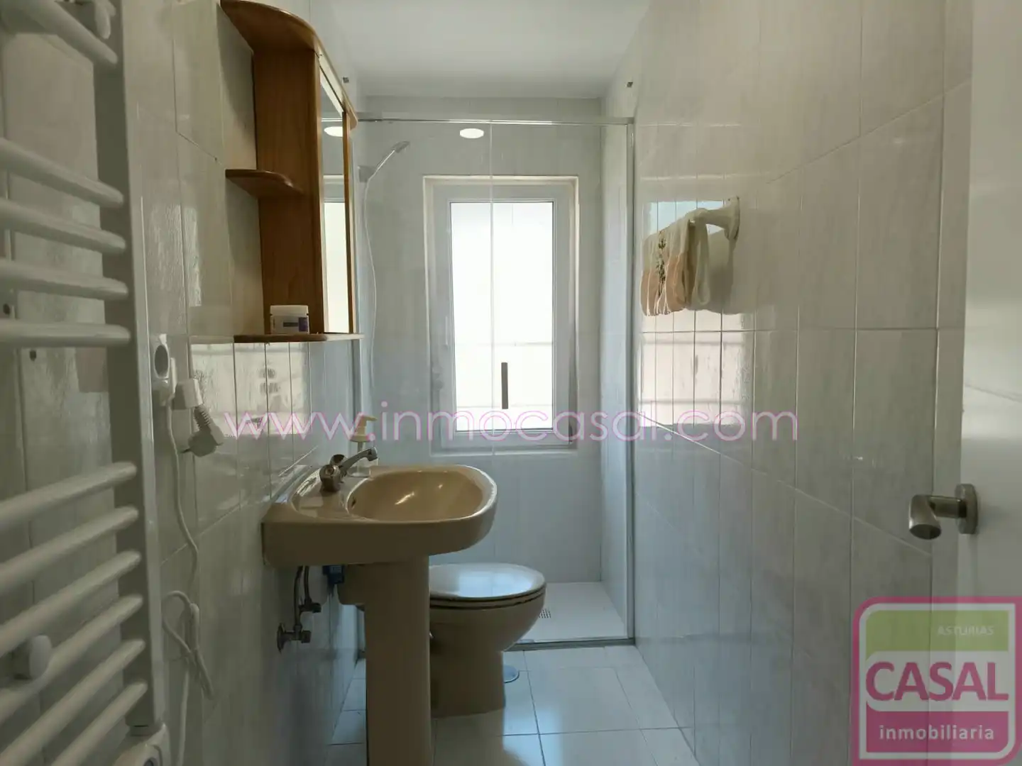 Badezimmer von Wohnung zur Miete in Aller mit Heizung und Möbliert