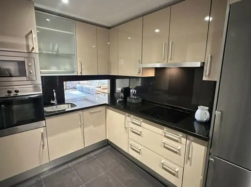 Cocina de Apartamento de alquiler en Estepona con Aire acondicionado, Terraza y Piscina
