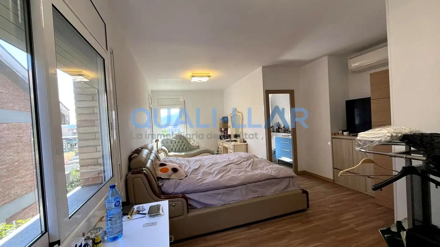 Dormitori de Pis en venda en Sant Feliu de Llobregat amb Aire condicionat, Jardí privat i Parquet