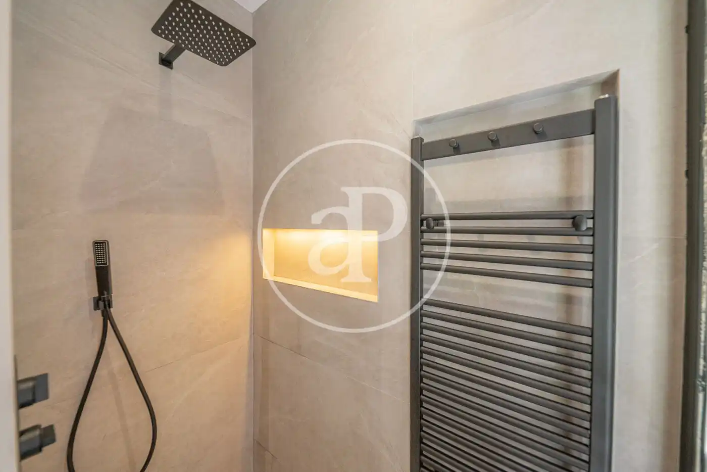 Bathroom of Flat for sale in Madrid  with Air Conditioner, Heating and Storage room