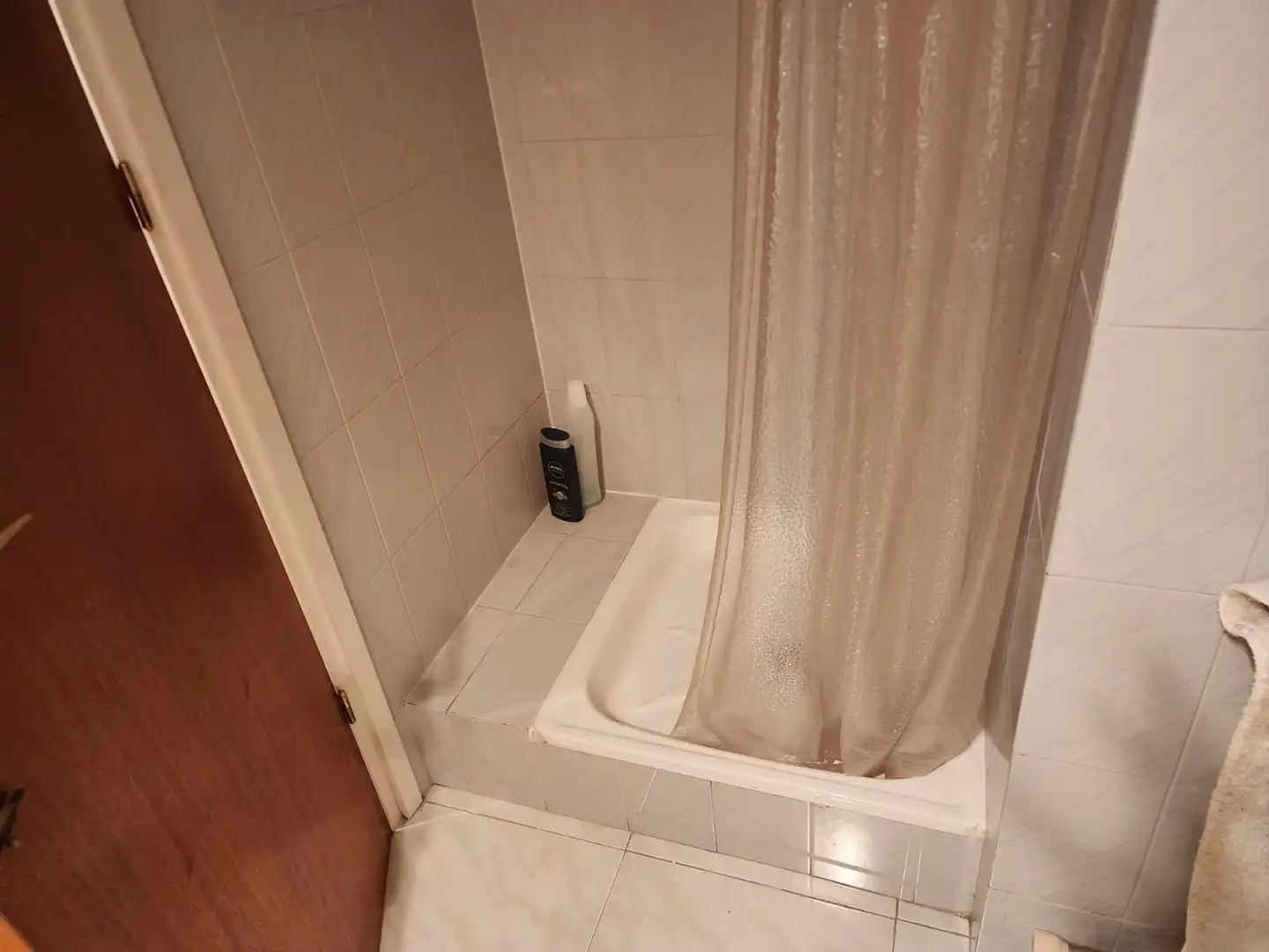 Baño de Piso de alquiler en Jaca con Calefacción, Jardín privado y Parquet