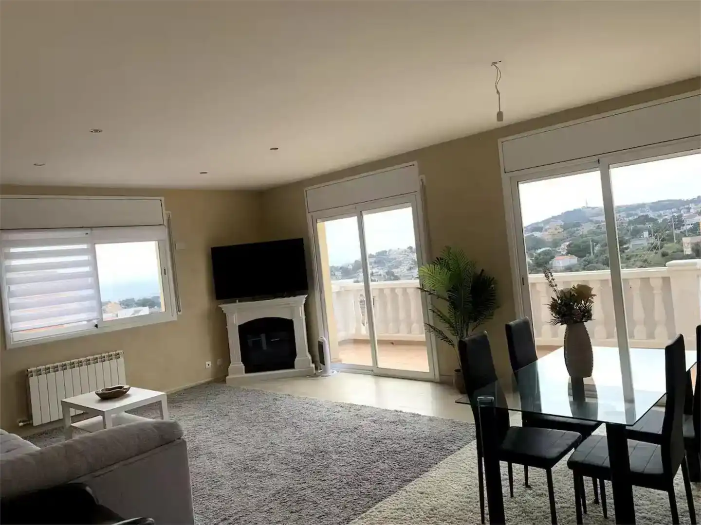 Sala d'estar de Pis de lloguer en Calafell amb Aire condicionat, Jardí privat i Parquet
