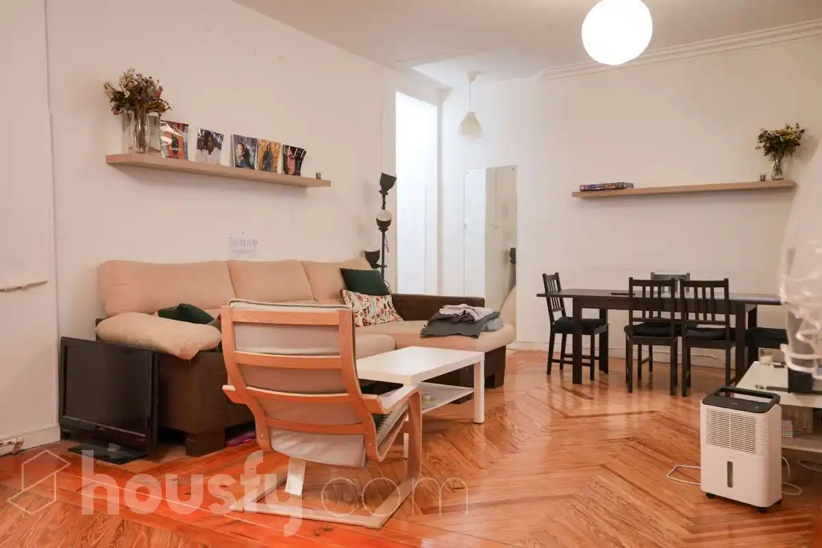 Sala d'estar de Pis en venda en Madrid amb Calefacció, Parquet i Moblat